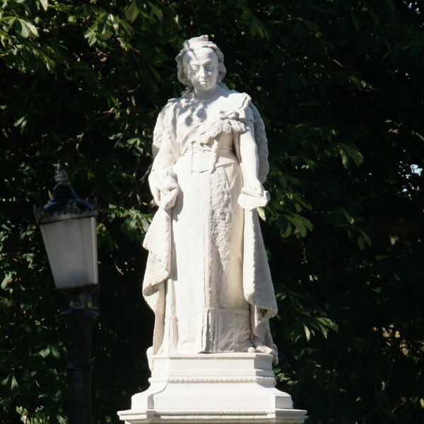 File:Queen Victoria Statue by Nicoli, Victoria Gardens (Brighton 2015).jpg