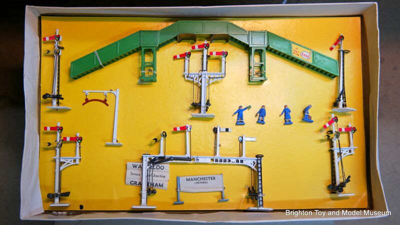 File:Railway Set 2135 (Crescent Toys).jpg