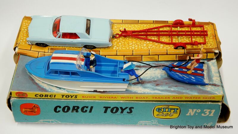 File:Riviera Water Skier Set, Corgi Toys gift Set 31.jpg