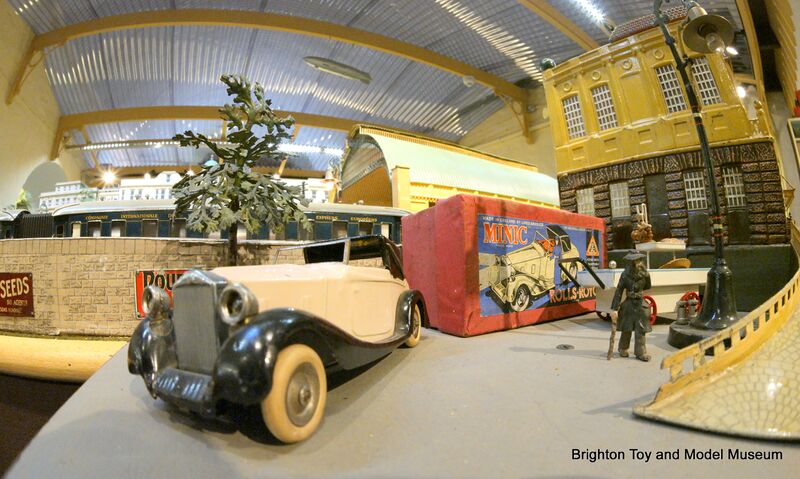 File:Rolls Sedanca, 1930s layout, Brighton Toy and Model Museum (Minic 42ME).jpg
