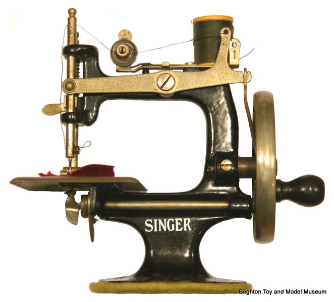 File:Singer Model 20 sewing machine, left profile.jpg