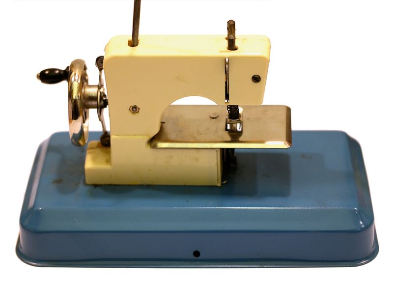 File:Snow White Sewing Machine, side view (Gheysens LB W4D).jpg