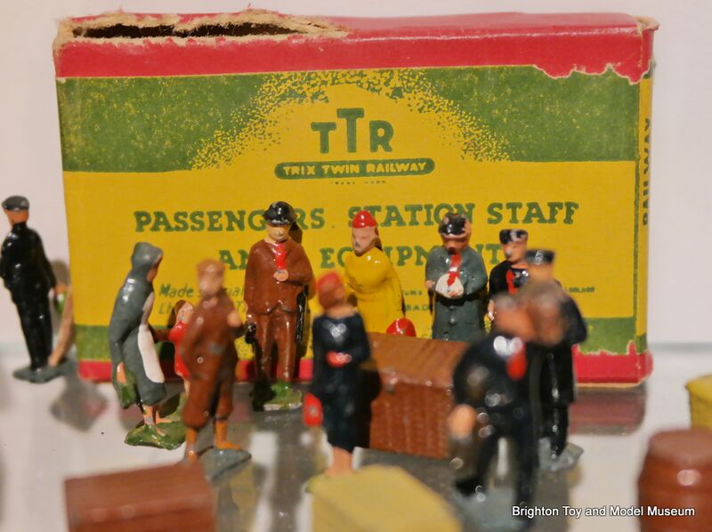 File:TTR Passengers, Station Staff and Equipment (Trix Twin Railway).jpg