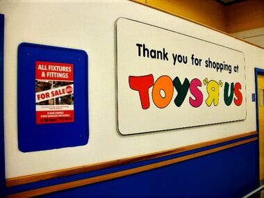 2018: "Thank you for shopping ...". Toys R Us Brighton Store during closing period