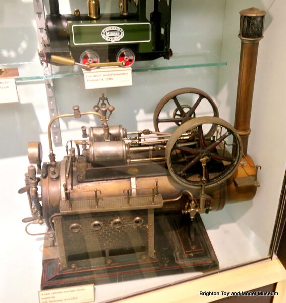 File:Twin Cylinder Overtype Steam Engine (Doll et Cie).jpg