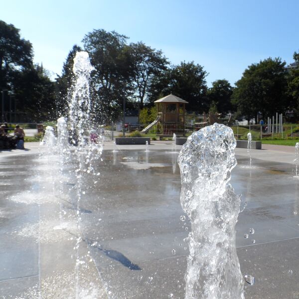 File:Water fountain jets (TheLevel 2013-09-23).jpg